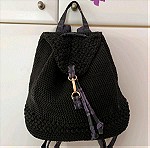  χειροποίητη πλεκτή τσάντα σε μαύρο χρώμα.