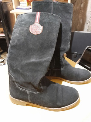 Black suede boots tall like new, size 38