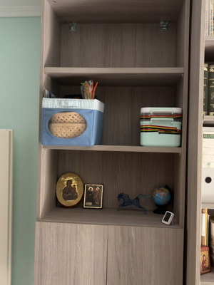 Hanging Shelf like new, versatile for floor or desk placement