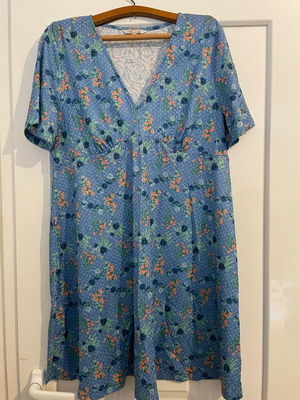 Peacocks v neck summer dress like new, size UK 16 EU 44