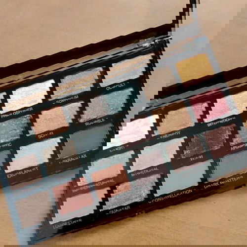 Revolution Pro παλέτα ματιών σαν καινούργιο με ματ και μεταλλικά χρώματα