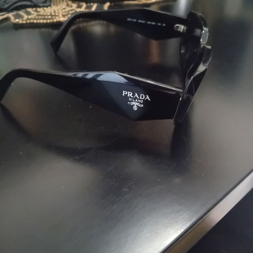 Prada sunglasses like new, black