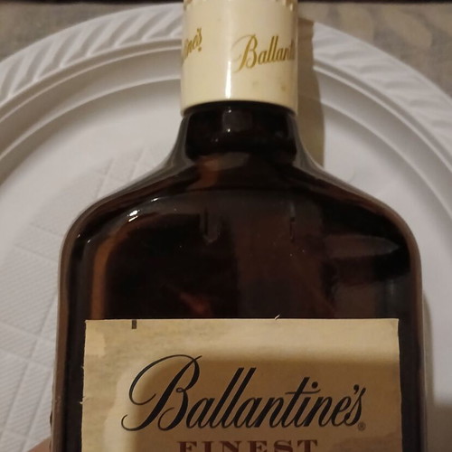 Ballantine's Finest Scotch Whisky 700ml like new, sealed vintage bottle