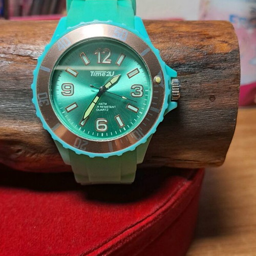 Women's watch like new with protective film, battery needed