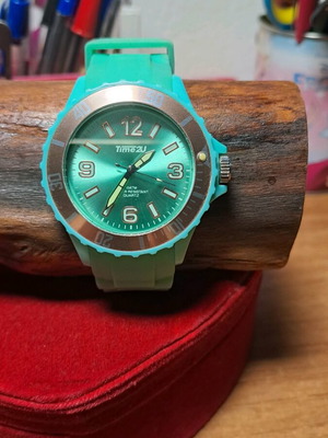 Women's watch like new with protective film, battery needed