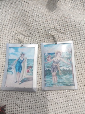 Σκουλαρίκια χειροποίητα με vintage εικόνα γυναικών στην παραλία, κατόπιν παραγγελίας