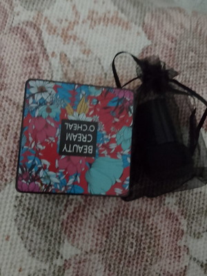 Liquid makeup with sponge applicator