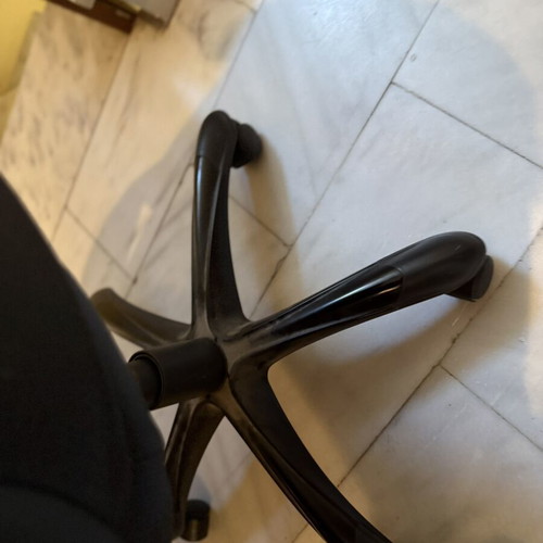 Εργονομική καρέκλα γραφείου με μπράτσα και δικτυωτή πλάτη