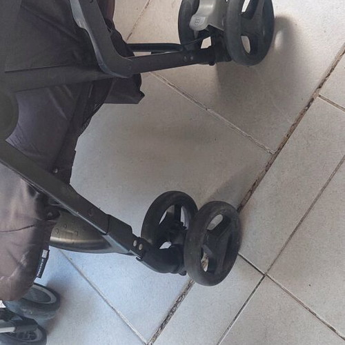 Lightweight foldable baby stroller