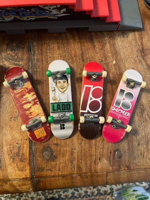 Tech Deck finger skates used, collaboration with Plan B, pack