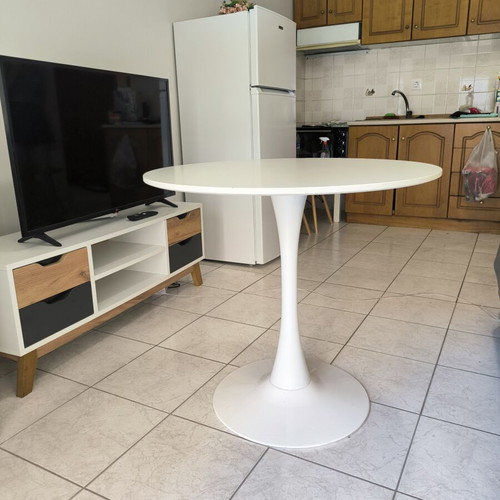 Round table like new, 80 cm perimeter, 72 cm height