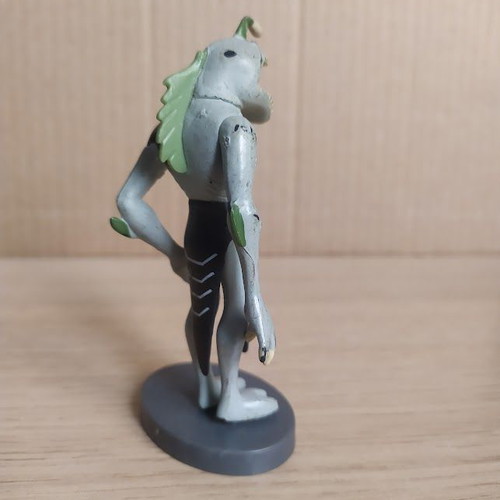 Ben 10 Ripjaws figure like new, 9 cm with detachable base