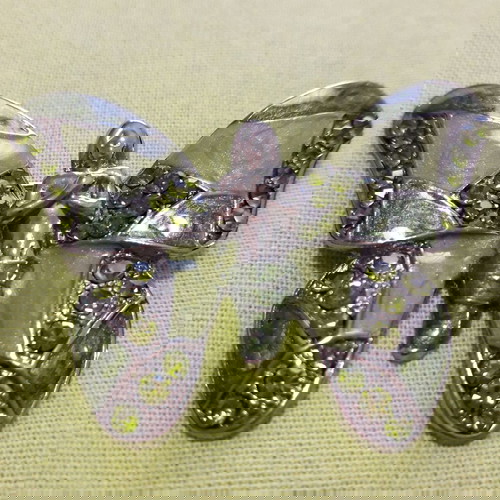 Καρφίτσα πεταλούδα μεταχειρισμένη σε πράσινες αποχρώσεις