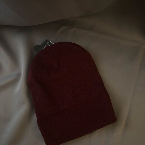 Burgundy beanie new with tags Pull & Bear