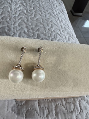 Earrings with pearls and rhinestones like new, gold tone