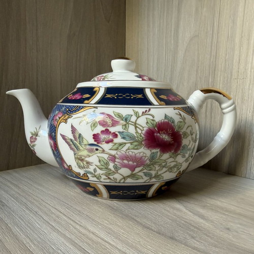 Porcelain teapot with strainer