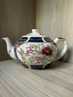 Porcelain teapot with strainer