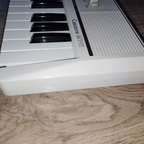 Casio Casiotone MT-11 keyboard used, missing battery cover and knobs