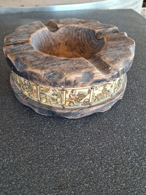 Wooden decorative ashtray used, 18 cm diameter with carpenter scenes