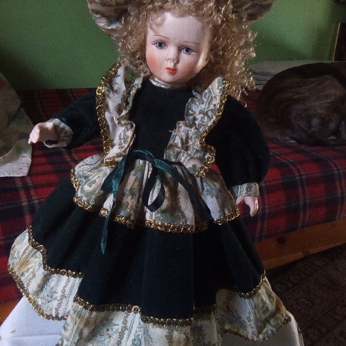 Porcelain doll used 35cm with green - 19,00 - Vendora.cy Porcelain doll used 35cm with green - 19,00 - Vendora.cy