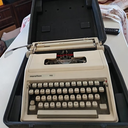 Typewriter with Greek characters used with carrying case