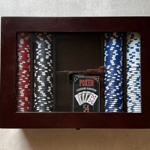 Poker set in wooden box like new
