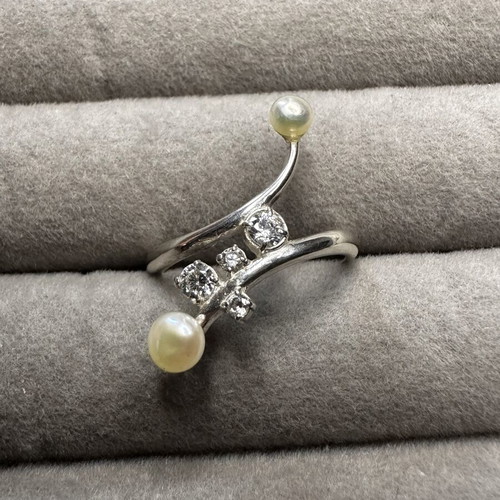 Sterling Silver Cultivated White Pearl and Round Zircon Ring like new