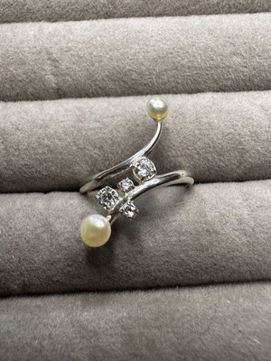 Sterling Silver Cultivated White Pearl and Round Zircon Ring like new