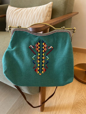 Curly Mary crossbody bag like new, multicolor and green