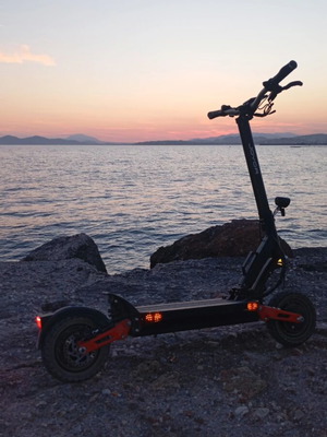 Joyor T10 electric scooter like new with 1000W motor and 50km range