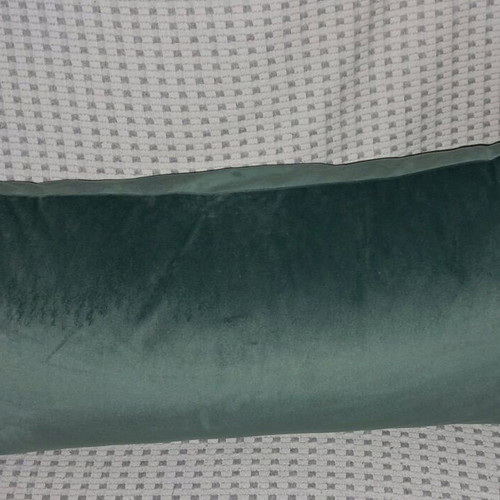 Throws and 3 pillows like new for two- and three-seater sofa