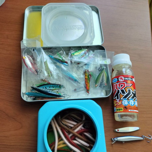Marikoua container with lures like new