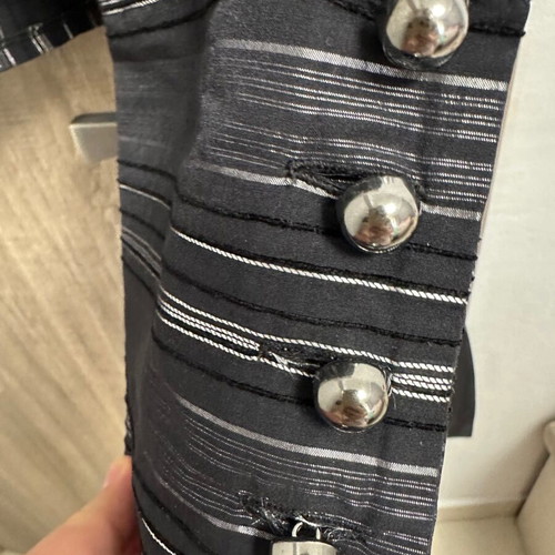 Women's shirt XL in excellent condition with detailed buttons