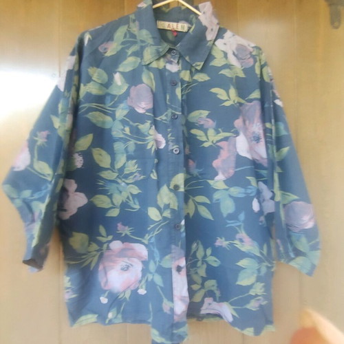 Women's youthful shirts small in excellent condition, pack of 3