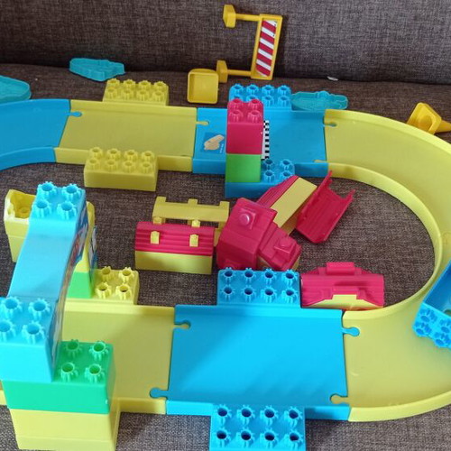 Little Tikes playset like new, missing playdough, box torn