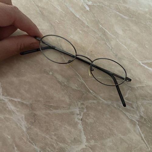 Hypermetropia glasses with narrow lenses