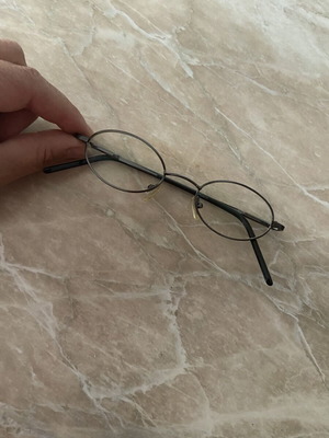 Hypermetropia glasses with narrow lenses