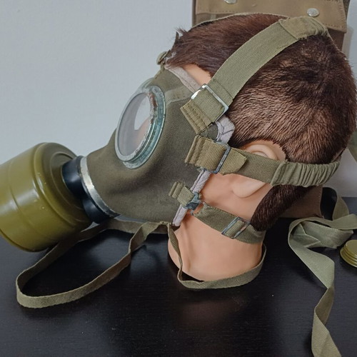 M75 Hungarian Military Gas Mask set like new with filter and case