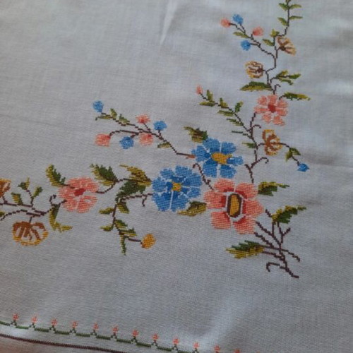 Embroidered table runner like new