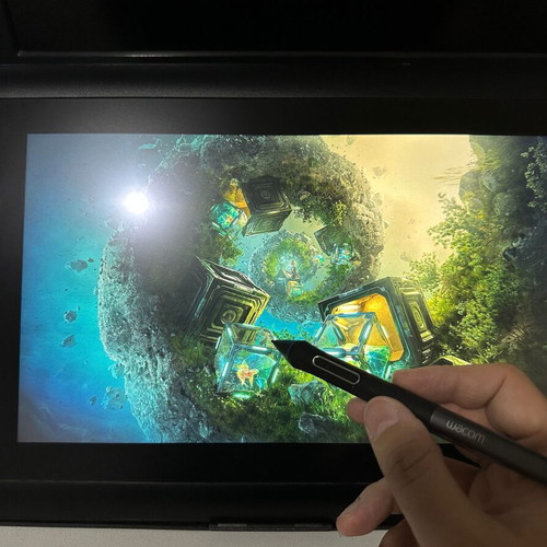Wacom Cintiq 13HD tablet used for graphic designers