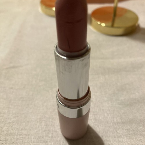 Avon lipstick used with hyaluronic acid, soft pink shade