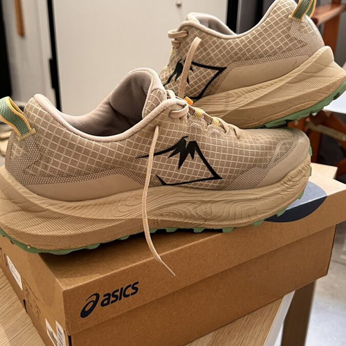 Asics Trabuco Max 3 Trail Shoes like new, size 44.5, max cushioning