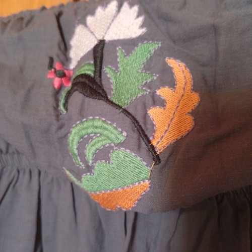 Strapless dress like new, gray with embroidered flowers