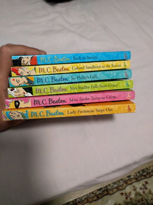 Σειρά βιβλίων The Poor Relation από M. C. Beaton σαν καινούργια, 6 τεμάχια