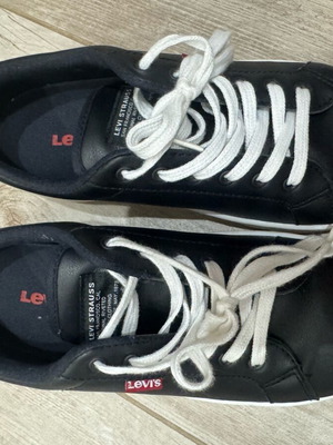 Levi’s black athletic shoes like new, size 39