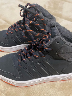 Adidas μποτάκια μεταχειρισμένα με λεπτή γούνα, μέγεθος 30, γκρι