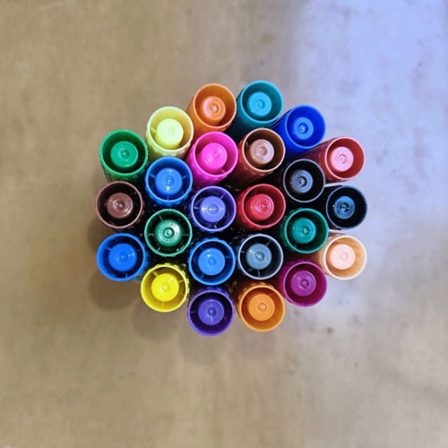 School supplies painting set like new, 25 chalks, 71 markers