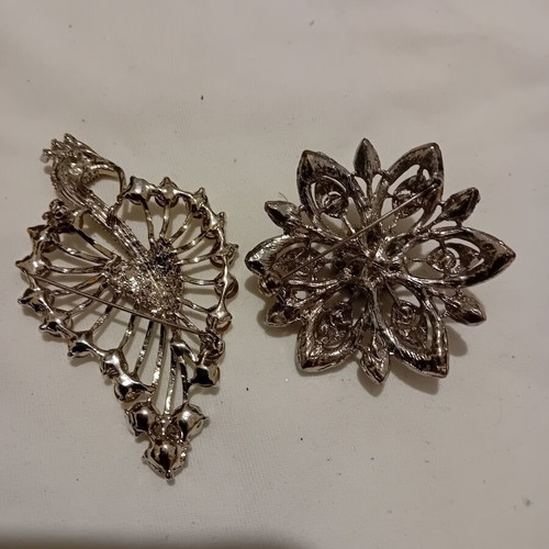 Vintage brooches pack of two like new