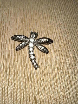 Dragonfly brooch vintage like new