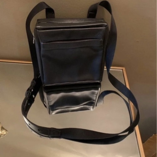 Louis Vuitton Τσάντα Ώμου σαν καινούργιο, ανάγλυφο δέρμα Taiga, μαύρο